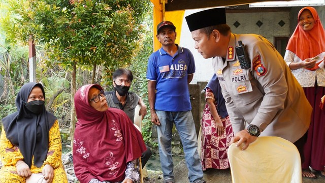 Kapolresta Sidoarjo Door to Door di Sambibulu