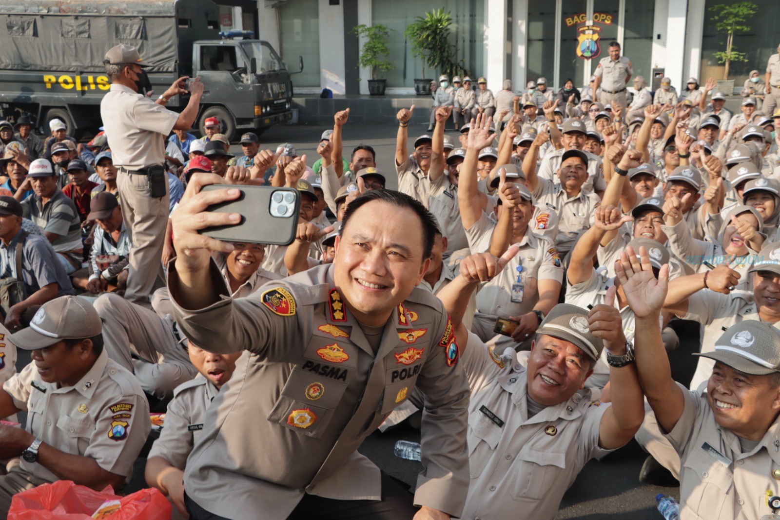 Menjalin Kebersamaan, Kapolrestabes Surabaya Sarapan Bareng Tukang Becak, ASN, dan PHL