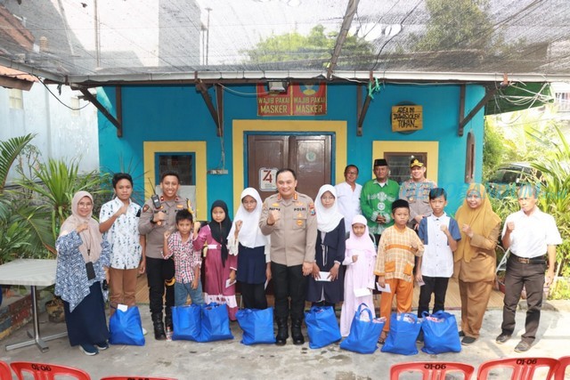 Kapolrestabes Surabaya Berikan Santunan Ke Yatim Piatu dan Korban Kecelakaan