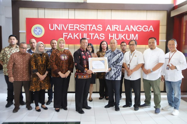Selamatkan Aset Senilai Rp56 M, Kejari Surabaya Terima Penghargaan dari Unair