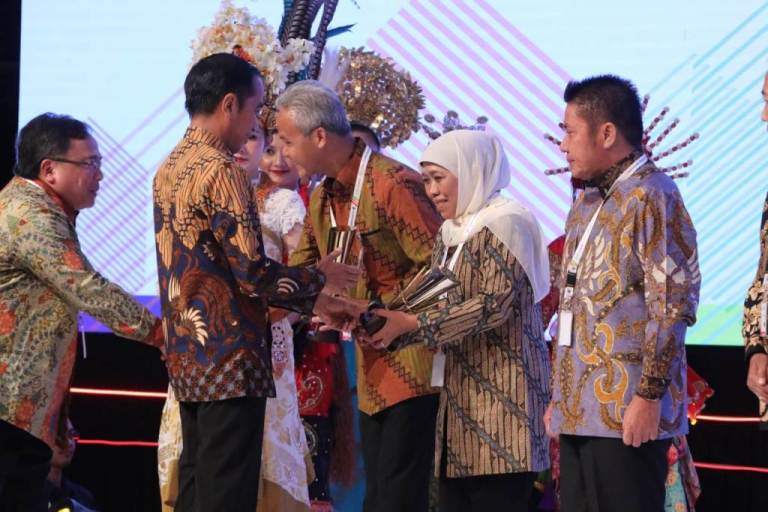 Gubernur Khofifah Terima PPD 2019 dari Presiden Jokowi