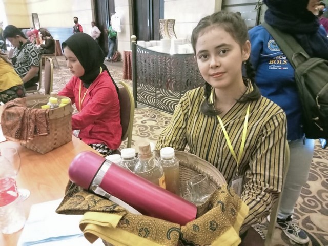 Lomba Jamu Gendong Tulungagung Diikuti Generasi Milenial