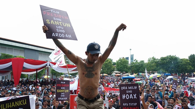 Puluhan Ribu Massa Ikuti Jalan Sehat Dukung Jokowi