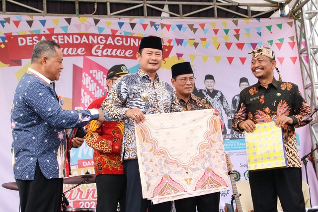 Menduniakan Potensi Khas Pantura Lamongan, Festival Nasi Muduk dan Sendagagung Batik Carnival Diselenggarakan