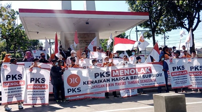 Tolak Kenaikan BBM, PKS Kabupaten Kediri Gelar Flash Mob di Tugu Garuda Pare