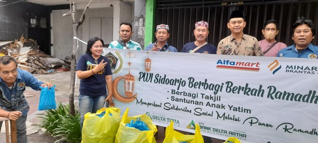 PWI Sidoarjo Bagi-bagi Takjil