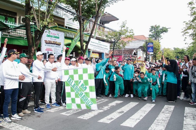 Pak Yes Berangkatkan Peserta Jalan Sehat Tasyakuran MI Murni Ke-55