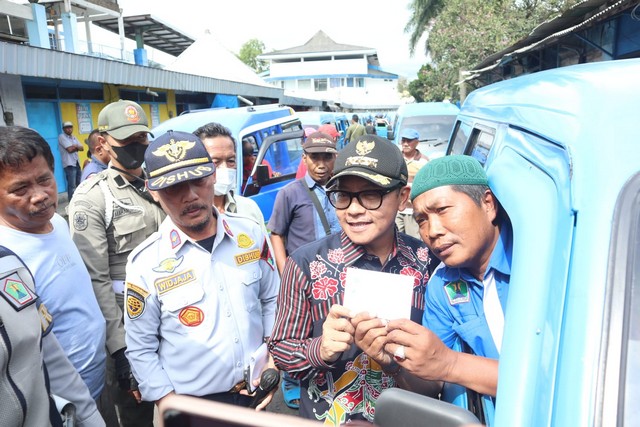 Pemkot Malang Serahkan Subsidi BBM 1.073 Angkot