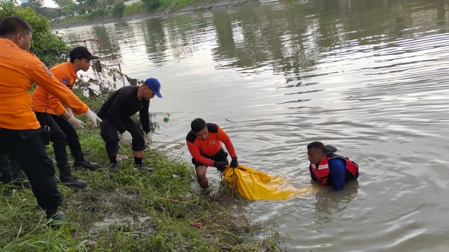 Petugas Kembali Temukan Mayat di Sungai Jagir