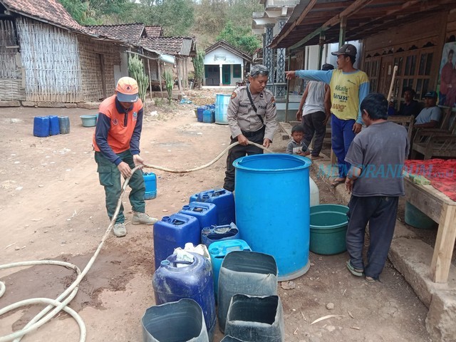 Polisi Bantu BPBD Situbondo Salurkan 10 Ribu Liter Air Bersih di Dusun Bendusa
