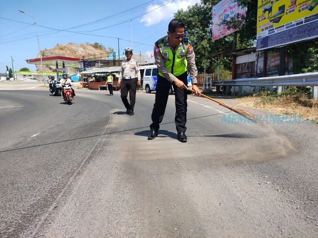 Cegah Kecelakaan, Polisi Bersihkan Pasir dan Kerikil di Jalan Raya Kotakan Situbondo