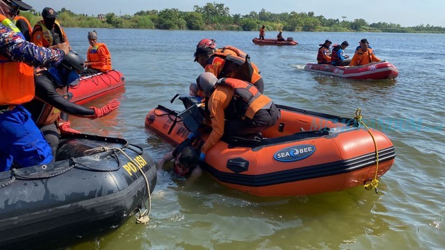 Polres Lamongan Bersama Tim SAR Gabungan Evakuasi 3 Korban Perahu Tenggelam di Bengawan Solo