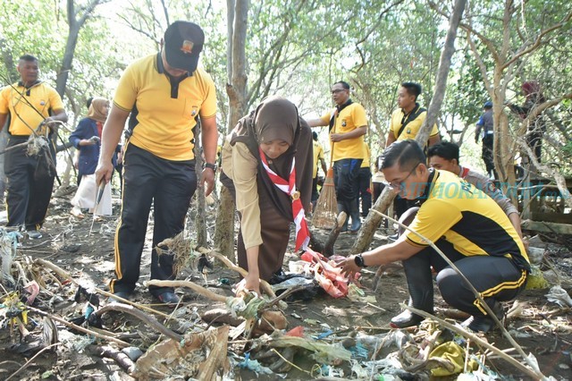 Aksi Peduli Lingkungan, Polres Situbondo Bersih-Bersih Sampah di Pantai