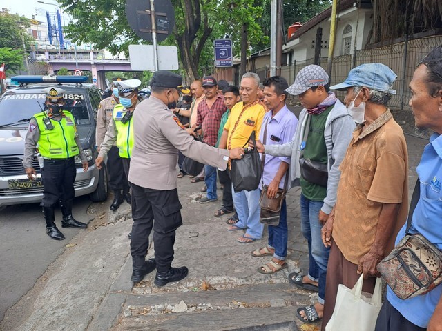 Polsek Tambaksari Bagikan Sembako ke Warga