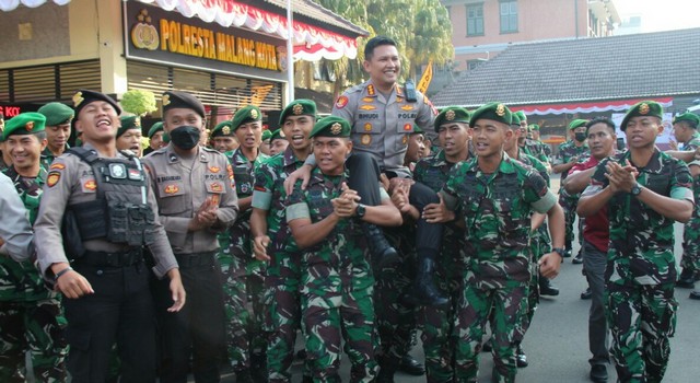 Satuan TNI Kota Malang Beri Kejutan di Mako Polresta MaKota