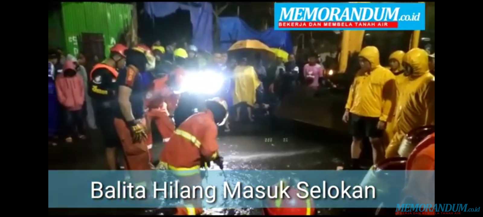Video : Pencarian Balita Masuk Selokan di Surabaya
