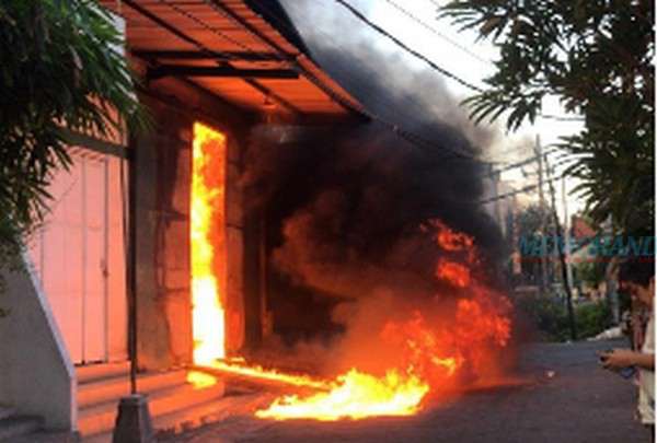 Video : Gudang Mesin Jahit di Jalan Niaga Tambang Terbakar