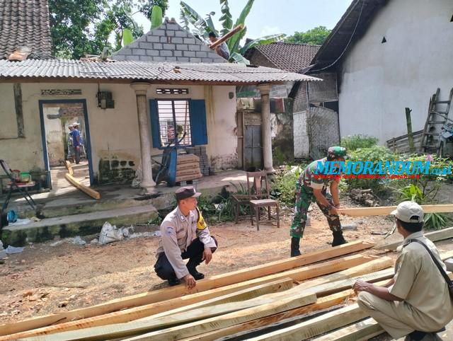TNI-Polri Blitar Bantu Bedah Rumah Warga Gondang