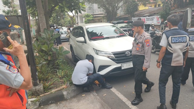 Operasi Tepak di Kota Malang, Tim Gabungan Gembok Mobil Parkir Sembarangan