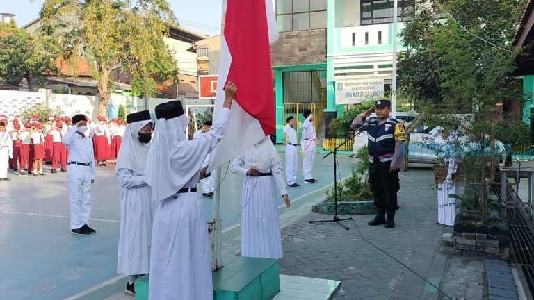 Jadi Inspektur Upacara Bendera, Anggota Polsek Karangpilang Berikan Himbauan Jauhi Narkoba