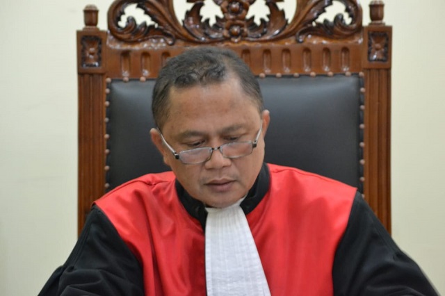 Hakim Bacakan Putusan Tanpa Pemohon Ganti Kelamin