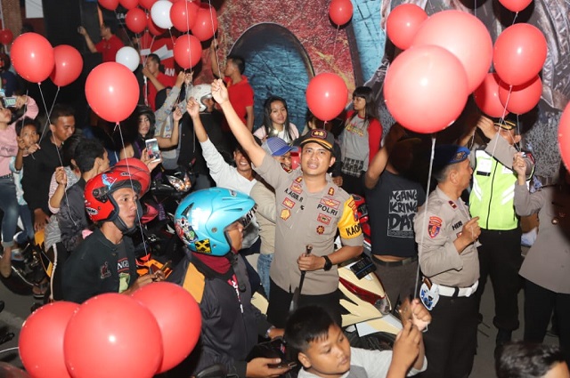 Polres Perak Bagikan 2019 Balon Kepada Pengendara