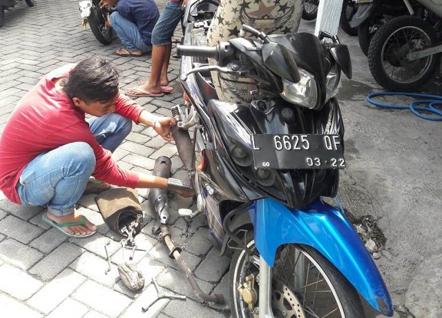 Polisi Polsek Krembangan Kembalikan Motor Knalpot Brong