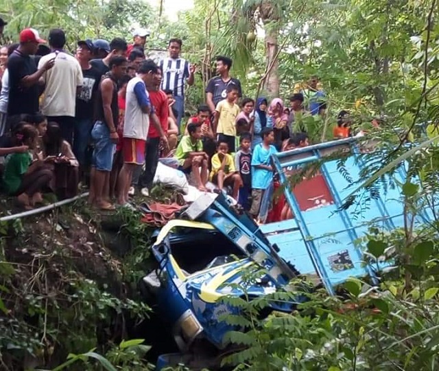 Rem Blong, Truk Mengangkut 16 Orang Terjebur Sungai