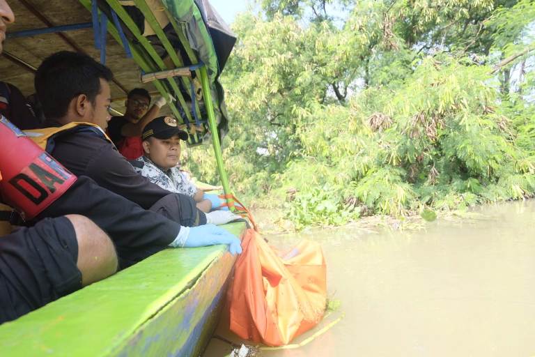 Nelayan Wonorejo Temukan Mayat Perempuan Telanjang