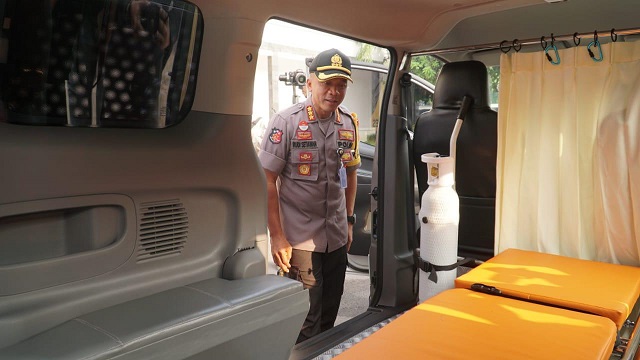 Polrestabes Surabaya Mendapat Bantuan Ambulans dari HDCI