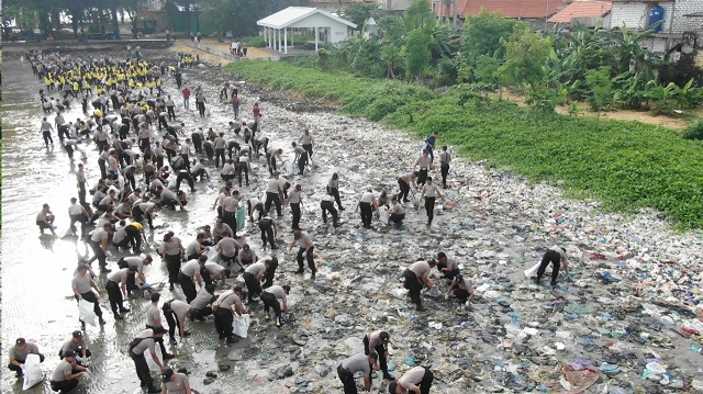 Ribuan Polisi Bersihkan Pantai Boom Tuban