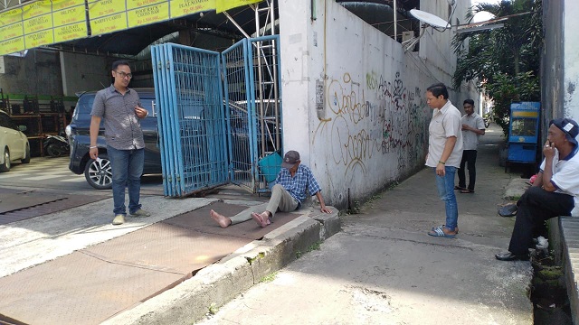 Menyeberang Jalan, Warga Surabayan Mendadak Ambruk