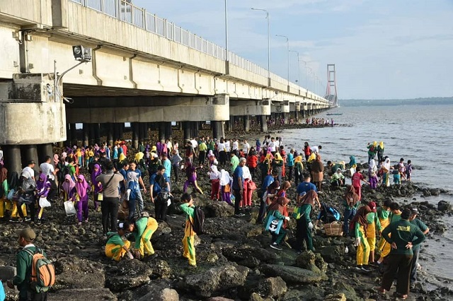 10.500 Warga Bersihkan Sampah Pantai Kenjeran