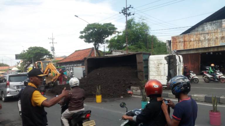 Dump Truck Muat Batu Bara Terguling, Lalu Lintas Macet