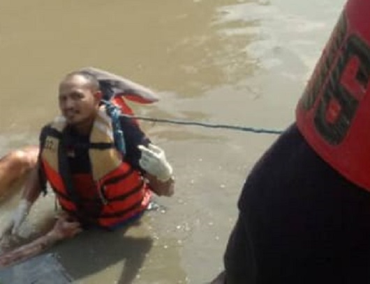 Warga Jagir Digegerkan Mayat Mengapung di Sungai