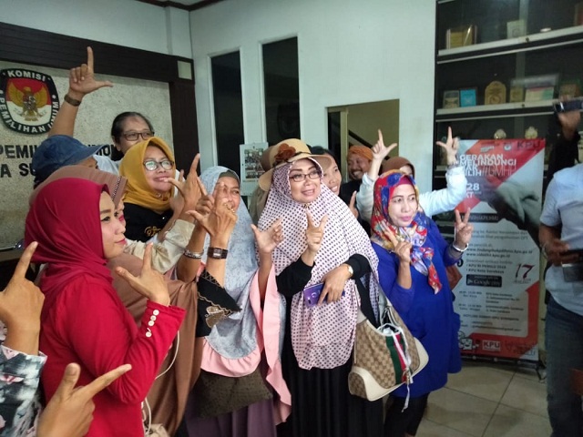 Ratu Adil Serbu Kantor KPU Surabaya