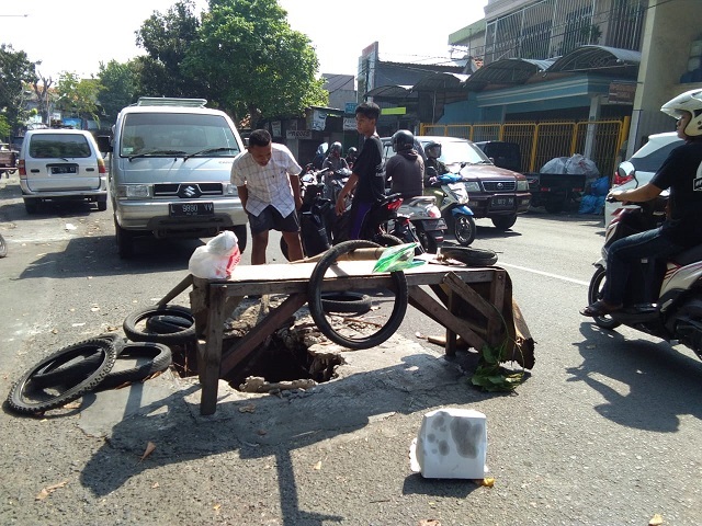 Dilewati Truk, Jalan Tidar Jebol