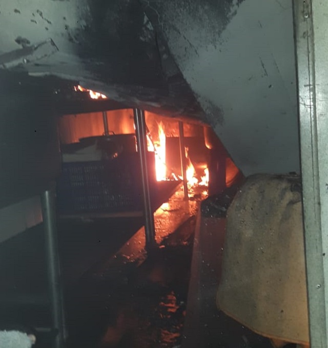 Gudang Restoran Rungkut Industri Dilalap Api