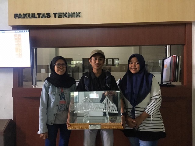 Tim Sinar Teknik Sipil Unnar Sabet Juara Balsa Bridge Competition