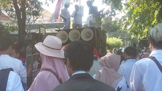 Aksi Ratu Adil Demo Bawaslu Jatim