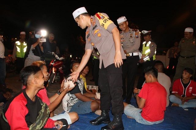 Ramadan, Polisi Bojonegoro Patroli Sembari Sahur Bareng Warga