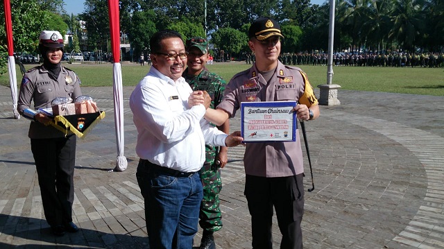 PMI Jember Berikan Bantuan Mesin Potong Kayu pada TNI-Polri