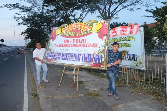 Karangan Bunga untuk TNI-Polri Berjajar di Sepanjang Suramadu
