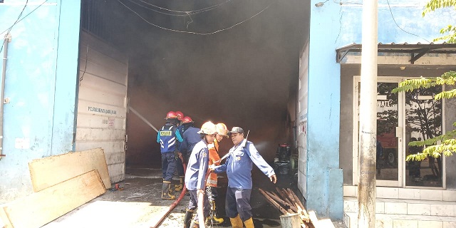 Gudang Oli Tambak Sawah Terbakar