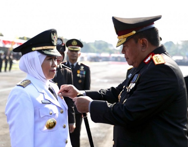 Gubernur Jawa Timur Dapat Pin Emas Kehormatan dari Kapolri