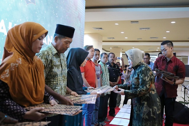 Warga Korban Kebakaran Terima Bantuan Perbaikan Rumah