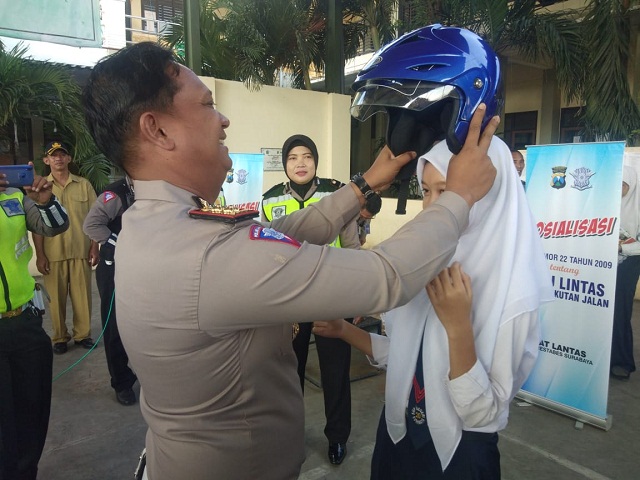 Satlantas Polrestabes Surabaya Bagi Helm ke Pelajar