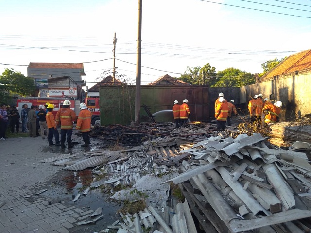 Kayu Palet di Gudang PT Merak Terbakar