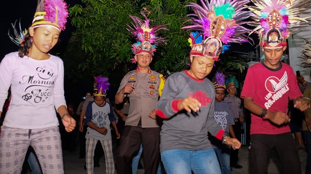 Kapolres Sidoarjo Beri Kado Ulang Tahun Putri Papua