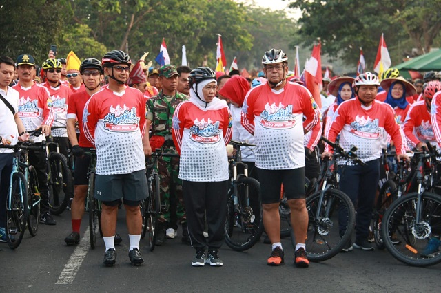 Puluhan Ribu Masyarakat Jatim Ngonthel Bareng untuk Indonesia Maju